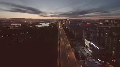 5.4k航拍北方小城市夜晚的街景和车流视频的预览图